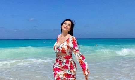 إطلالة نسرين طافش على البحر تضعها على سدة الترند