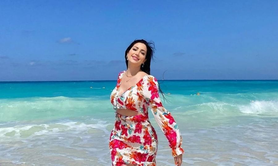 إطلالة نسرين طافش على البحر تضعها على سدة الترند