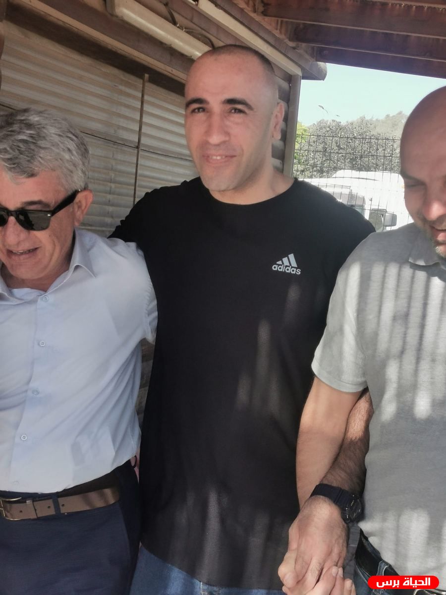 الاحتلال يفرج عن الأسير عرفات نوفل من رام الله بعد اعتقال دام 14عاما