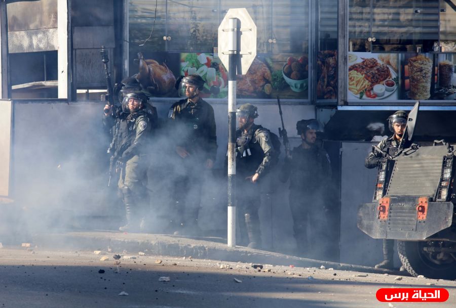 الاحتلال يعتدي على جنازة في بلدة بيت أمر