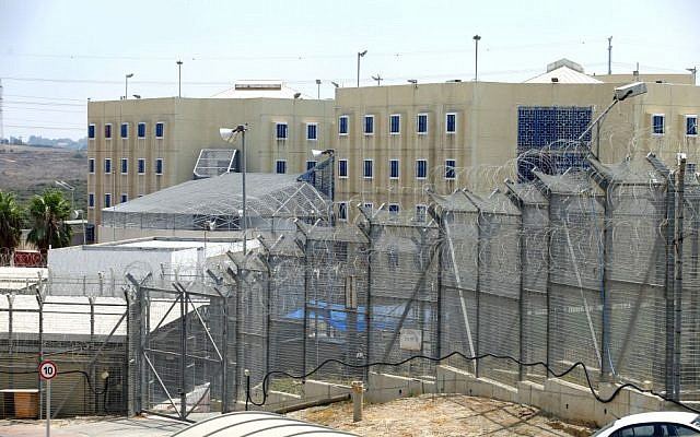 مستوطن يطعن اسير فلسطيني في سجن هداريم