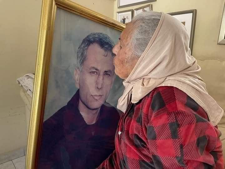 وفاة والدة الأسير كريم يونس