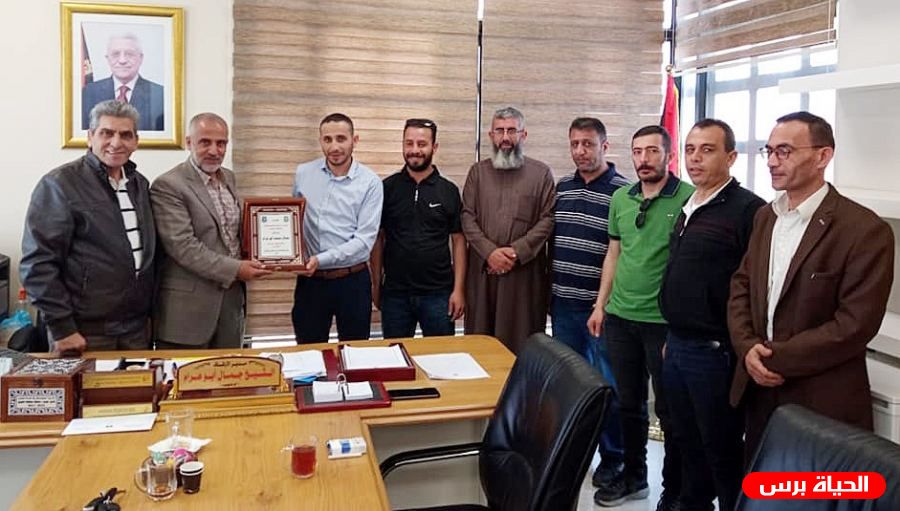 وفد من جهاز المخابرات يقدم التهاني للشيخ جمال ابو عرام لتوليه منصب مدير عام مديرية اوقاف جنوب الخليل