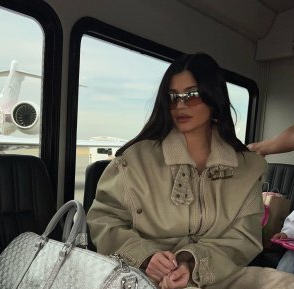 صور كايلي جينر تكشف عن رفيق رحلاتها الدائم