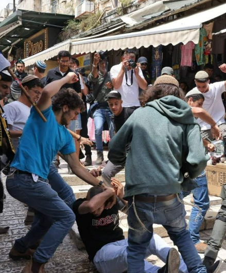 القدس: مستوطنون يعتدون على فلسطينيين في البلدة القديمة