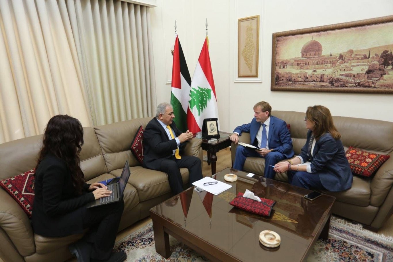 السفير الاسعد يستقبل كبير المستشارين في المركز النروجي لتسوية النزاعات
