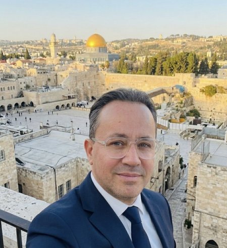 التميّز الحقيقي أن تبقى إنساناً وأنت تصعد وتزرع الأمل والحب في قلوب الآخرين… بقلم الدكتور وسيم وني 