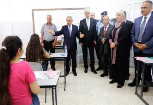 اشتية يتفقد قاعات امتحانات الثانوية العامة 