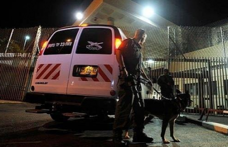 أسرى عسقلان يطالبون بوقف الإقتحامات الليلية ويهددون بالتصعيد