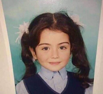 روان طفلة تغزو مواقع التواصل بجمالها