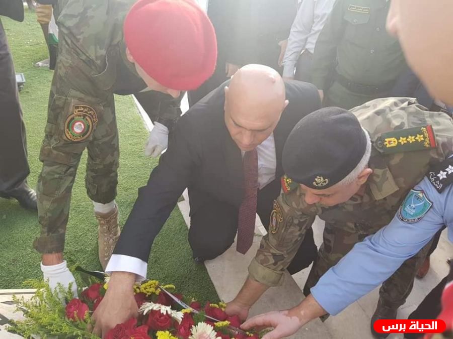 باسم الرئيس..محافظ جنين يضع أكليلا من الزهور على صرح الشهيد