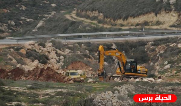 الاحتلال يجرف اراضي في قرية عوريف جنوب نابلس