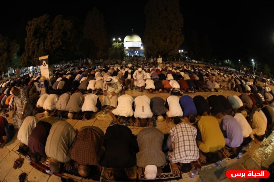 عشرات الآلاف يؤدون صلاتي العشاء و التراويح في الاقصى