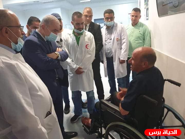 اشتية يعود المرضى في مجمع فلسطين الطبي ويطلع على عمل الأقسام
