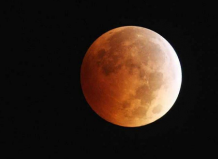 السعودية تشهد خسوف القمر للمرة الثانية خلال عام