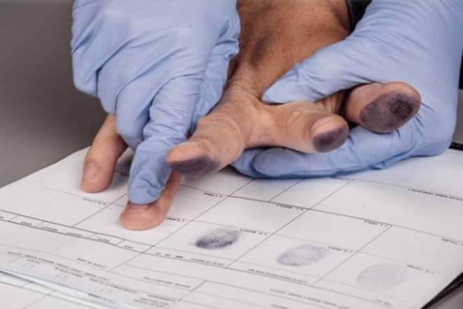 عن طريق البصمات .. كشف لغز سرقة مركز تجاري في غزة