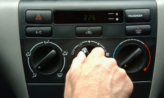 طريقة تنظيف مكيف السيارة