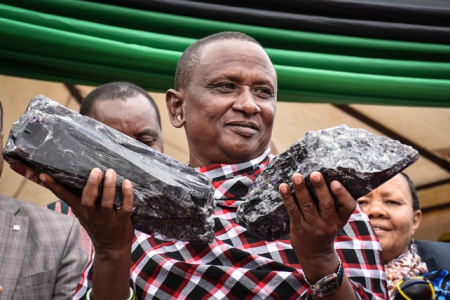 محظوظ يعثر على أكبر حجار التنزانيت في العالم