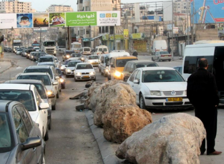 Israeli powers confine Palestinian at Qalandia checkpoint in Jerusalem