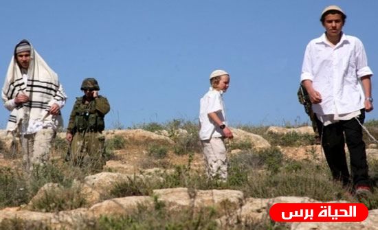 مستوطنون يحرقون مسجد قرب البيرة