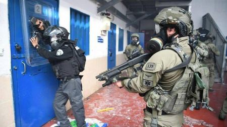 قوات القمع تقتحم قسم (1) في "النقب" وتعبث بمقتنيات المعتقلين