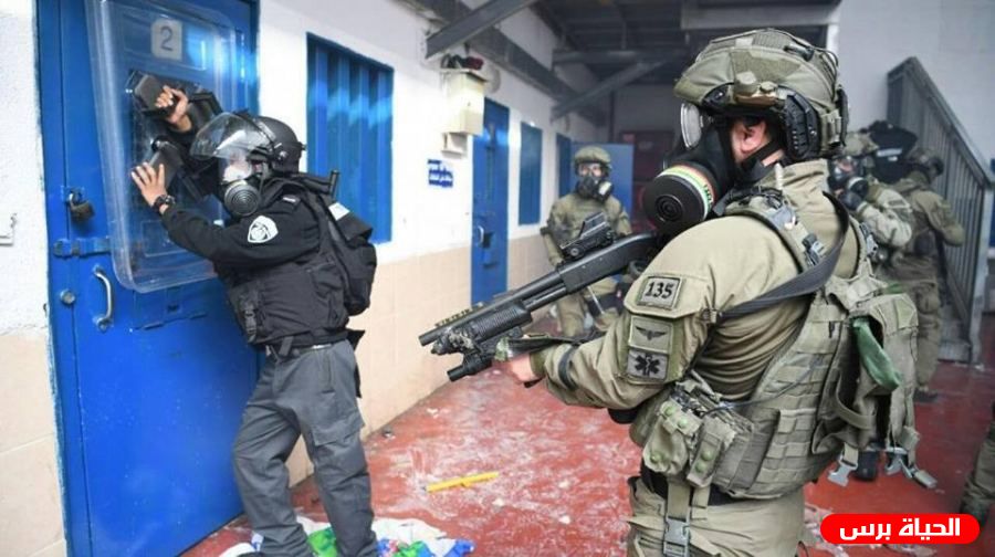 قوات القمع تقتحم قسم (1) في 