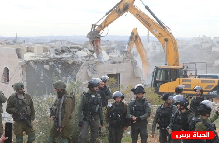 الاحتلال يخطر بوقف العمل في خيمة وثلاثة مساكن وبئر جنوب الخليل