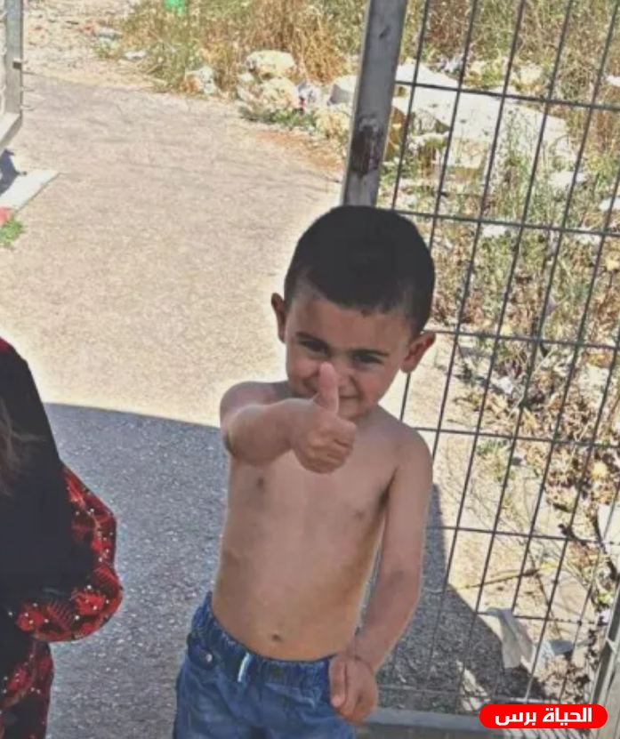 الاحتلال يجبر الطفل سند قبها على خلع ملابسه على حاجز طورة