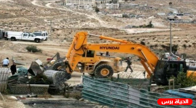 الاحتلال يهدم إسطبل خيول ويجرف أرضا في القدس