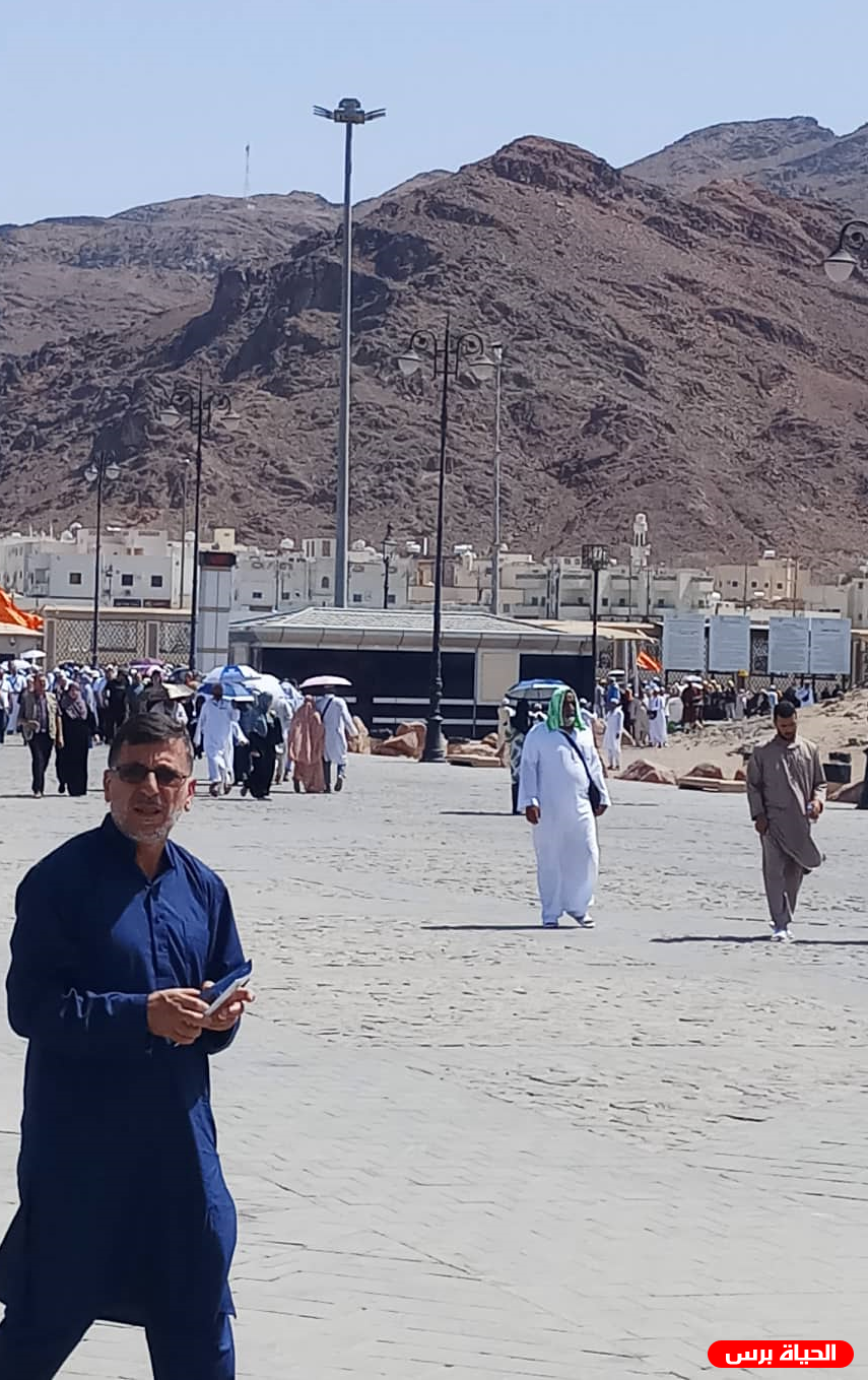 حجاج فلسطين يزورون مسجد قباء ومقبرة شهداء أحد