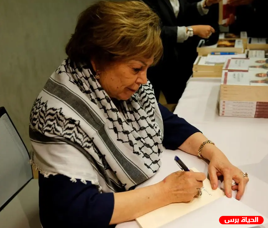 الرئيس عباس يهاتف المناضلة انتصار الوزير للاطمئنان على صحتها
