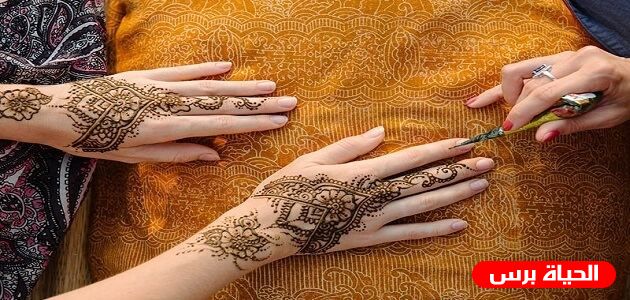 تفسير حلم الحناء في اليد للمتزوجة والعزباء 