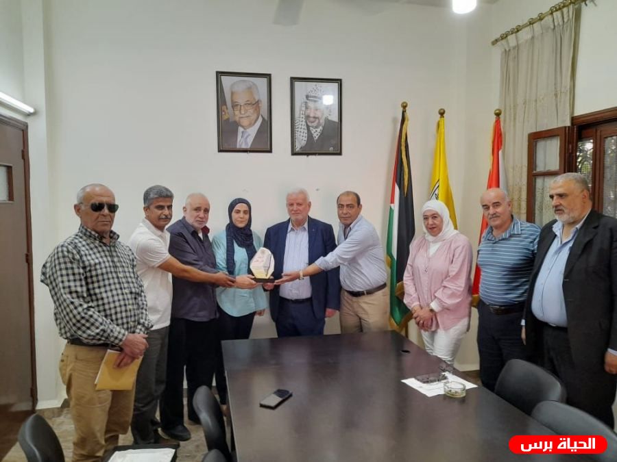 الشاعرة نهى عودة تكرّم أبو العردات تقديرا لجهوده في دعم الثقافة والشعر في الوسط الفلسطيني