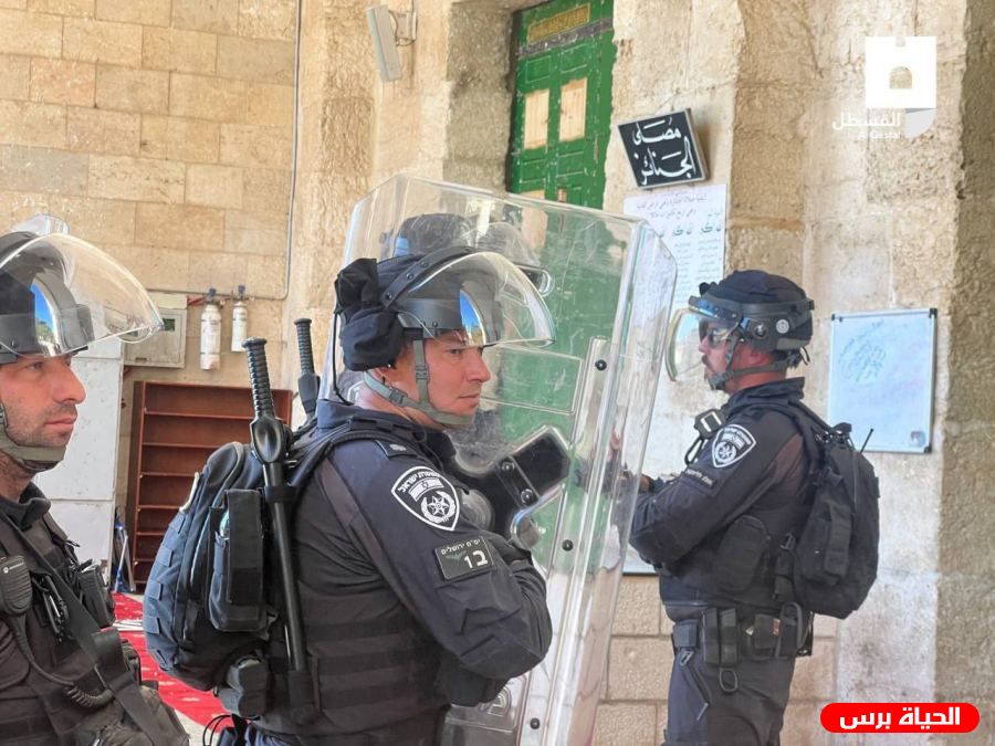 مستوطنون يقتحمون الأقصى واندلاع مواجهات مع المرابطين