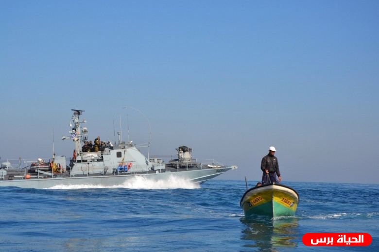 استهداف زوارق الاحتلال الإسرائيلي لمراكب الصيادين في بحر قطاع غزة