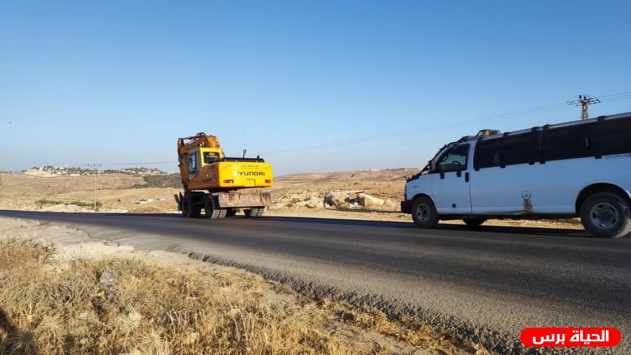 الاحتلال يحتجز المسن علي جبارين ويستولي على جرافة في مسافر يطا