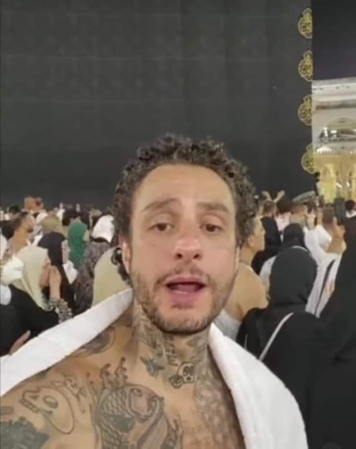 احمد الفيشاوي يثير الجدل بصورة من الكعبة