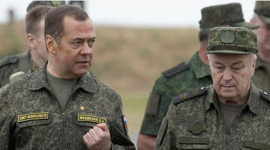 ميدفيديف : نظام كييف مثل عش الدبابير يجب التخلص منه