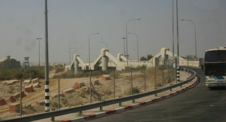 مطالبات برلمانية أردنية بإجراءات استثنائية لتسهيل عبور الحالات الإنسانية عبر جسر الملك حسين