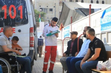 الهلال الأحمر: إجلاء 69 مريضاً ومرافقاً عبر معبر رفح وسط تفاقم الأزمة الصحية في غزة