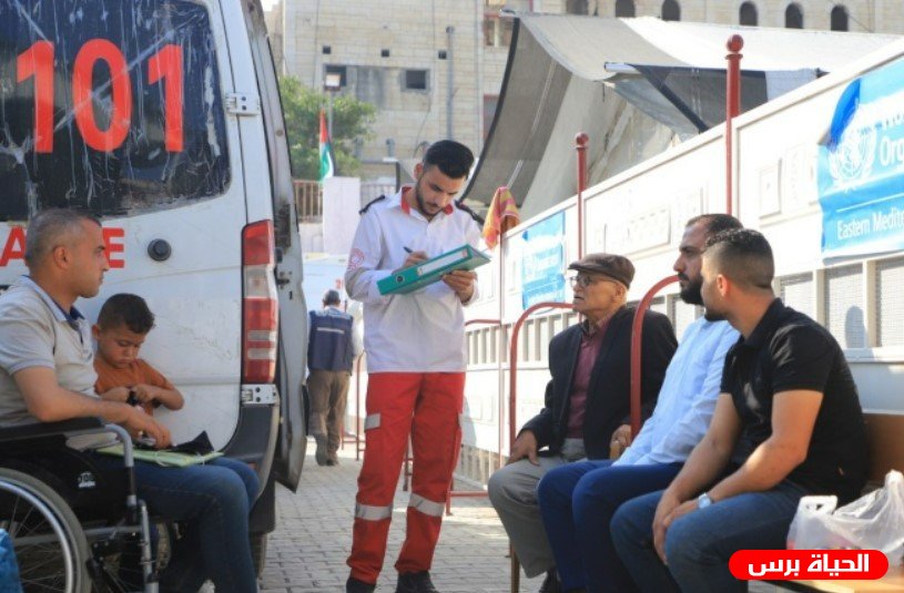 الهلال الأحمر: إجلاء 69 مريضاً ومرافقاً عبر معبر رفح وسط تفاقم الأزمة الصحية في غزة