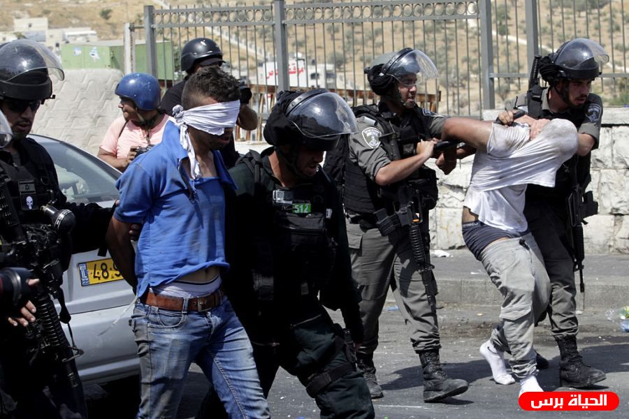القدس: الاحتلال يعتقل شابين ويفرض غرامة والحبس المنزلي على طفلة
