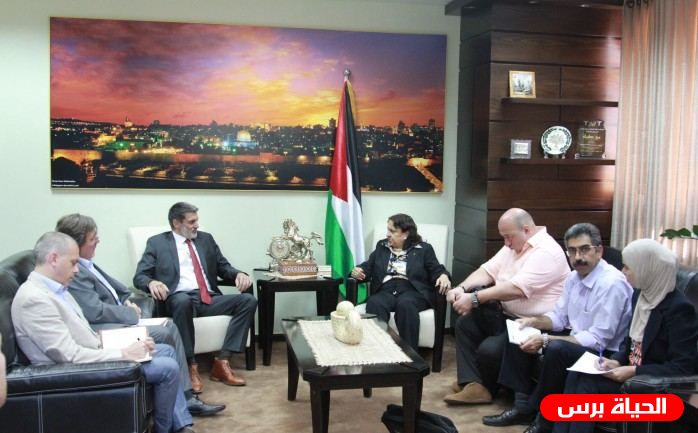 وزيرة الصحة تطالب الصليب الأحمر بتسهيل زيارة الطواقم الطبية للأسرى المرضى 