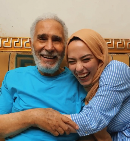 عبد الرحمن ابو زهرة لحفيدته : البوسة بخمسين جنيه