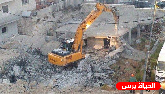 الاحتلال يهدم جدارا إسمنتيا في بلدة حزما شرق القدس