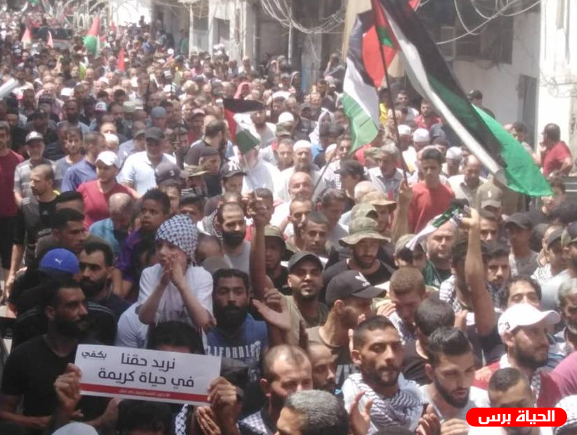مسيرات للاجئين الفلسطينيين في لبنان رفضاً لقرار منع العمل