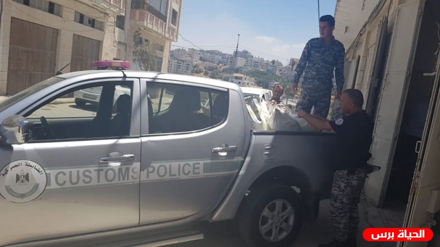 الضابطة الجمركية والصحة توقفان معملاً لتصنيع الحلويات عن العمل في الخليل 
