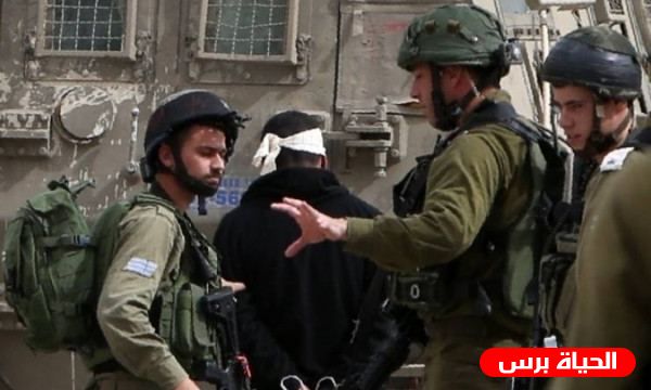 الاحتلال يعتقل مواطنا ويغلق الطريق الرئيس الرابط بين قرى وبلدات جنوب غرب الخليل 