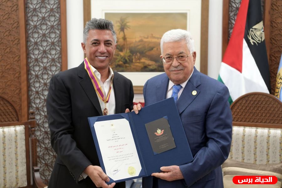 الرئيس عباس يقلد الفنان الأردني الكبير عمر العبداللات وسام الثقافة والعلوم والفنون 