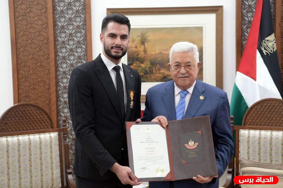 الرئيس عباس يقلد الفنان يعقوب شاهين 